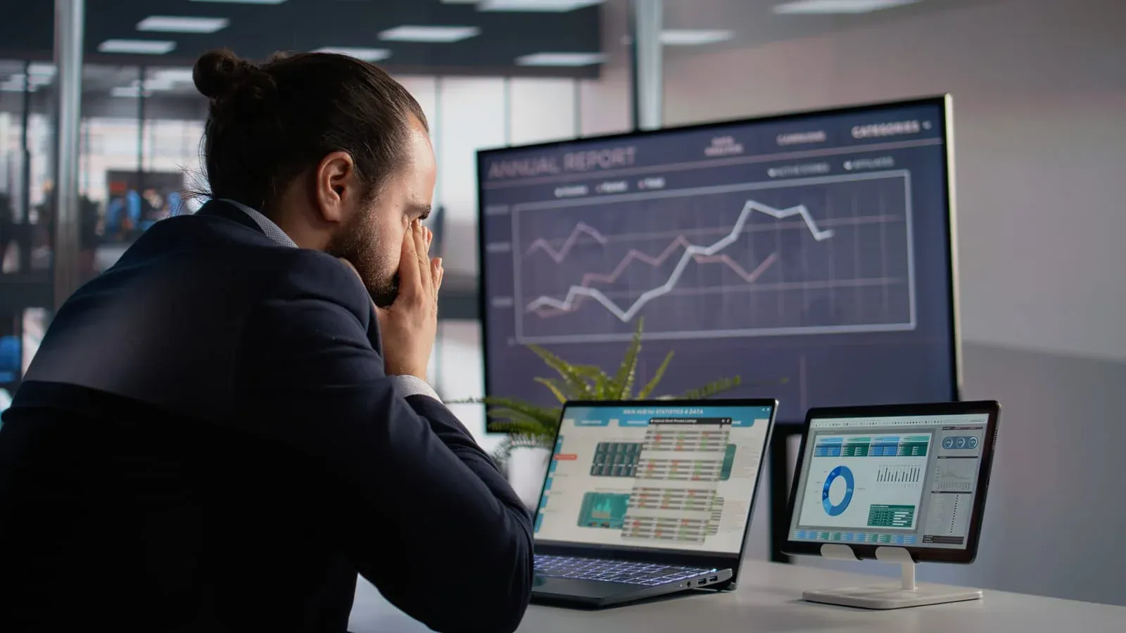 man experiencing mental health in the workplace