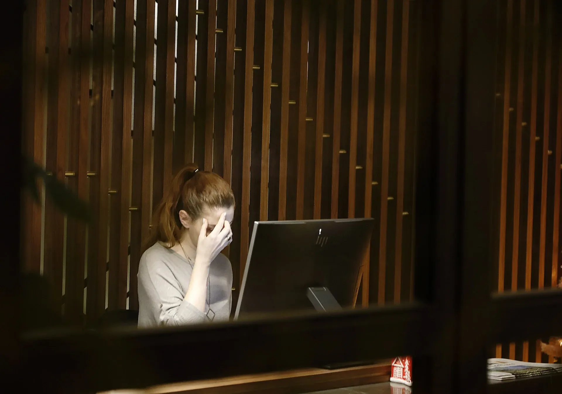 woman experiencing mental health issues in the workplace