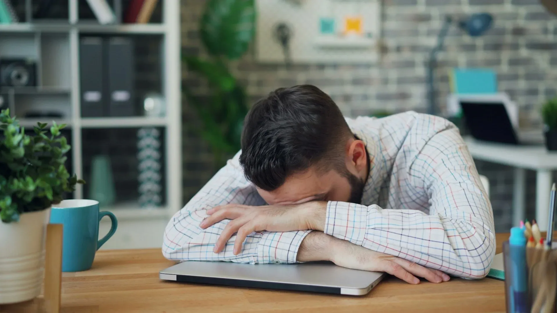 man maving ental health issues with sleep disorder in the workplace